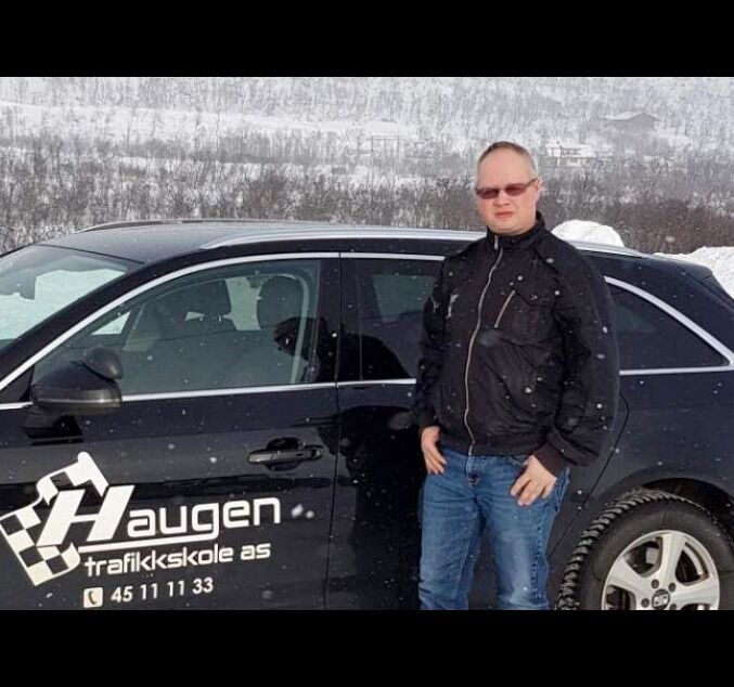 Tor-Helge Haugen i Haugen Trafikkskole stiller seg svært kritisk til at man legger ned oppkjøring for motorsykkel-lappen i Vadsø. – Det betyr at kjøreskoleelever må helt til Alta for å ta førerprøven, sier han.
 Foto: Privat