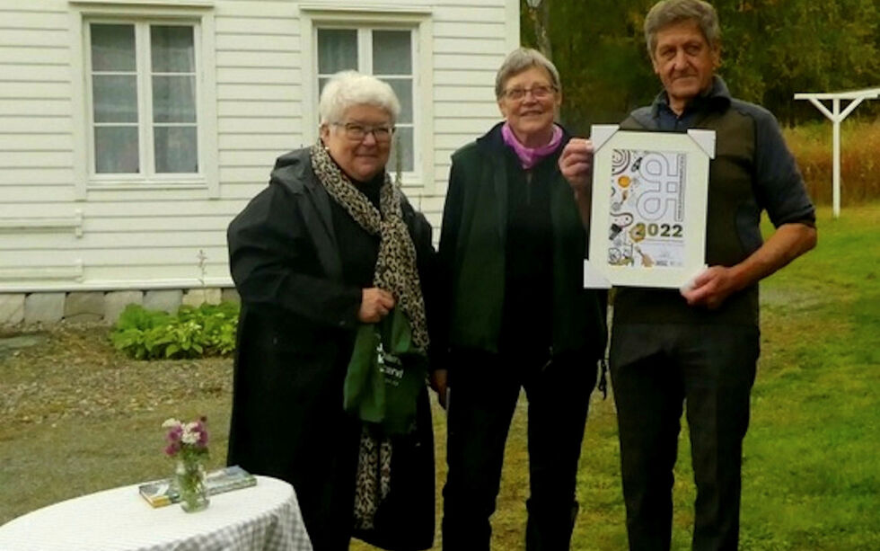 Tone Moseid, som sitter i styret i Kulturvernforbundet, delte ut prisen til Oddvar Skogli ved Balsfjord og Malangen historielag, samt Ingebjørg Hage.
 Foto: Rannveig Larsen