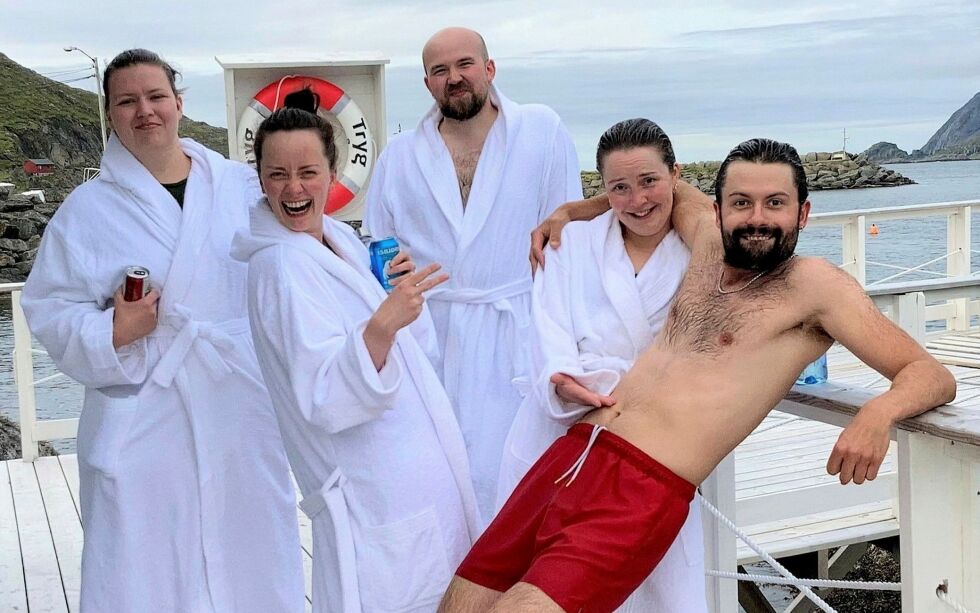 Turister fra et av ekspedisjonsskipene gleder seg over både varme og kalde opplevelser i Skarsvåg.
 Foto: Privat