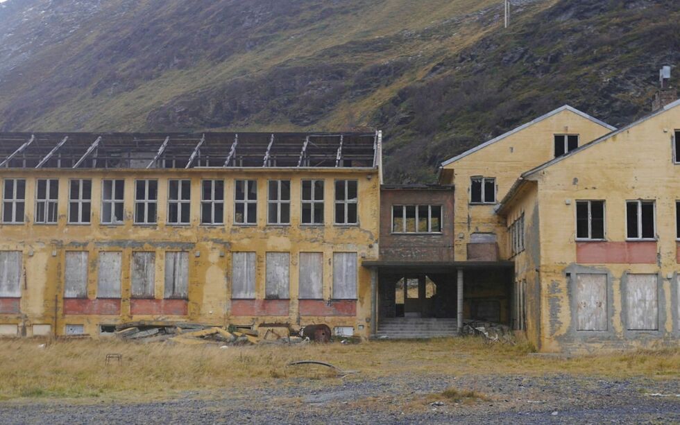 Selskapet Norconsult har beregnet at det vil koste fra fem til 6,9 millioner kroner å rive internatet på Sarnes; alt etter hvilket alternativ for riving og deponering av masse man velger. Arkivfoto: Geir Johansen