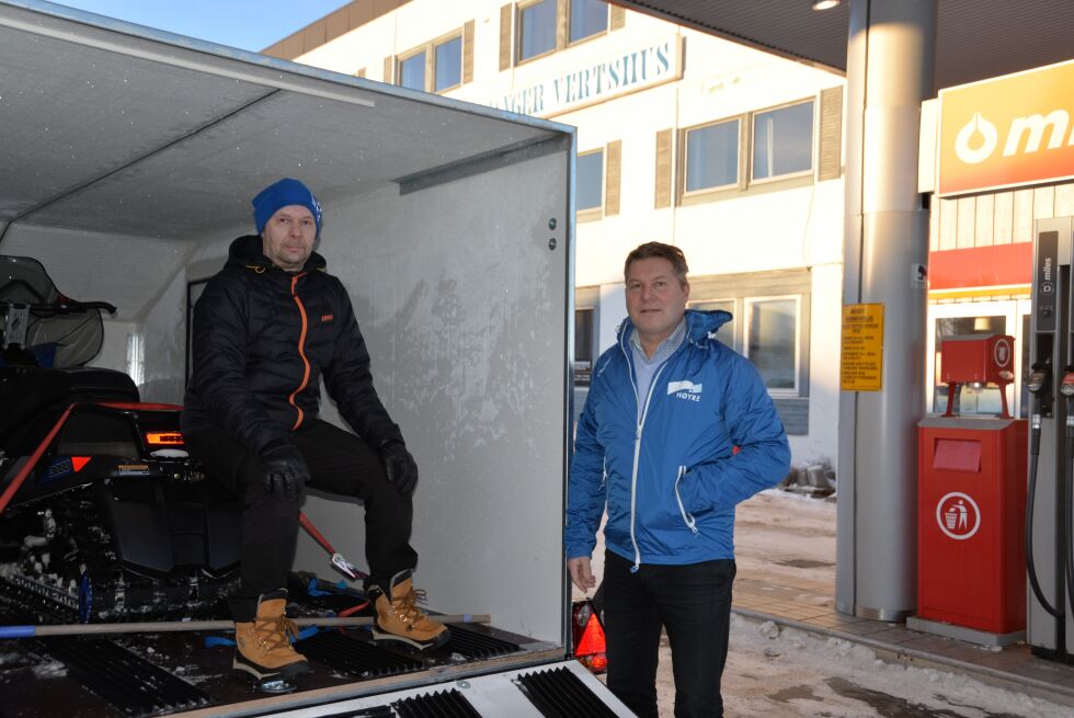 Dersom Kjell Asbjørn og Tarjei får ønskene til lokalpartiet sitt oppfylt, vil de allerede fra neste vinter kunne velge om de vil laste sneskuterne på henger for å tanke opp eller bare kjøre rett til pumpene i sentrum.
 Foto: Sonja E. Andersen