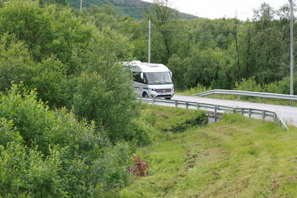 Plutselig kommer det en bil bak buskaset.
 Foto: Anthon Sivertsen