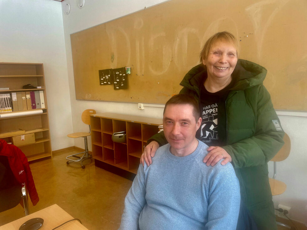 Ester Utsi med byggesaksbehandler Eirik Johansen. Utsi var kjempeglad for at utviklingsavdelingen kom til Austertana.
 Foto: Birgitte Wisur Olsen