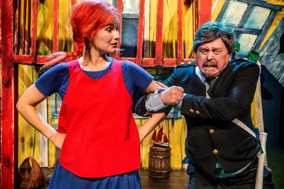 Marte Fjellheim Sarre spiller Pippi, og Nils Henrik Buljo er en av politikonstablene, når teateroppsetningen om verdensstjernen Pippi fremføres på samisk for første gang.
 Foto: Per Heimly