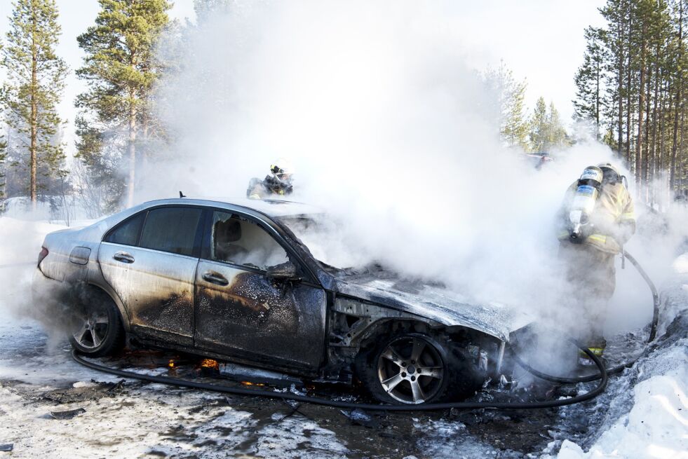 Da Ságat ankom parkeringsplassen noen minutter etter brannvesenet var det fremdeles flammer under den brennende bilen.
 Foto: Frøydis Falch Urbye