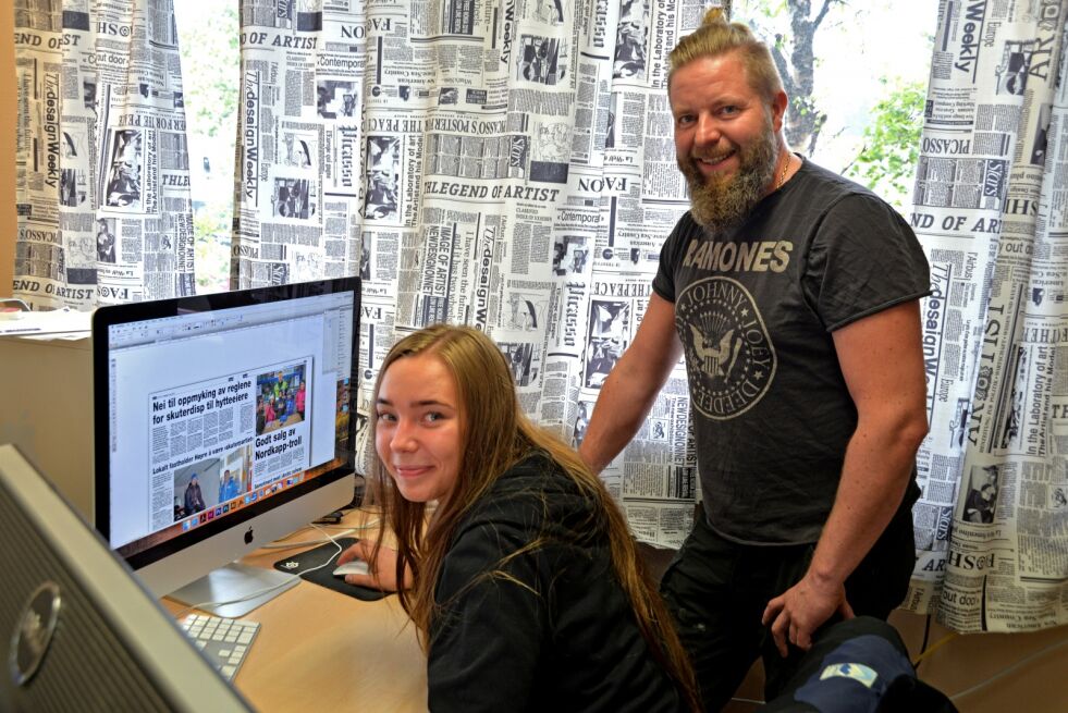 Produksjon av sidene i papirutgaven til Ságat er en del av jobben Malin har som mediegrafikerlærling. Her får hun oppfølging av fagansvarlig Robert Pukari Øvervold.
 Foto: Sonja E. Andersen