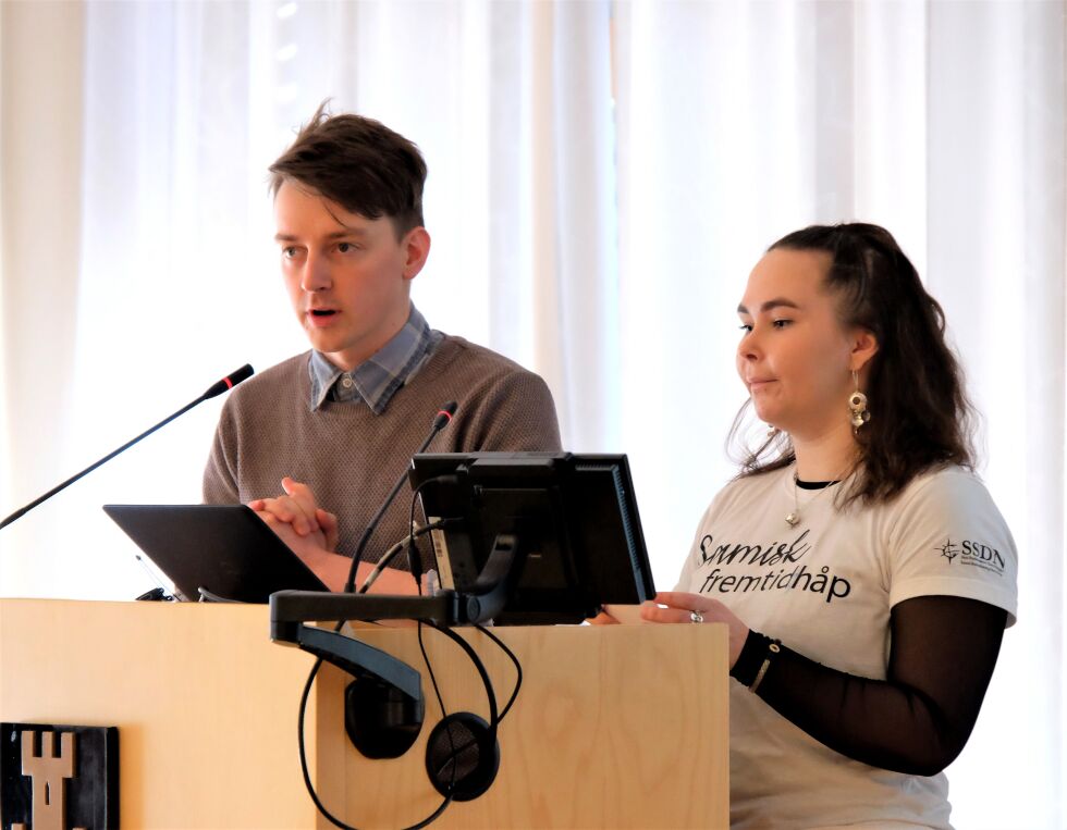 De to tidligere veiviserne, Leif Henrik Halvari og Maren Storslett Nystad orienterte om det å være samisk ungdom.
 Foto: Bjørn Hildonen