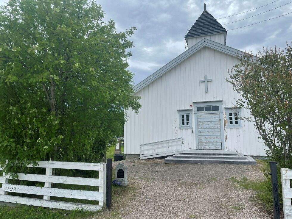 Polmak kirke fra 1853 trenger ny maling og det skjer på dugnad.
 Foto: Birgitte Wisur Olsen