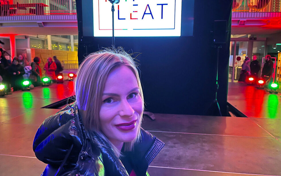 Ságat har intervjuet moteinteresserte Máret Hildur Stueng fra Karasjok om helgens samiske moteshow.
 Foto: Elin Wersland