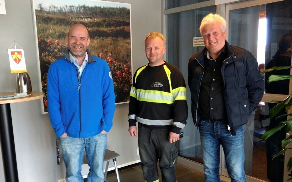 Roy As­lak­sen i Nes­se­by kom­mu­ne og Tor­mod og Karl Ivar Kri­sten­sen fra en­tre­pre­nør­sel­ska­pet vil i nes­te må­ned star­te ar­bei­det med det nye bo­lig­fel­tet i Var­ang­er­botn.
Foto: Nes­se­by kom­mu­ne