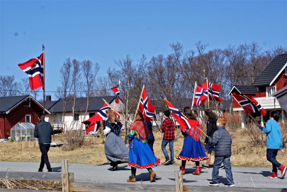 Flaggene vaier i 17. mai-toget i Lebesby
 Foto: Aud Johnsen