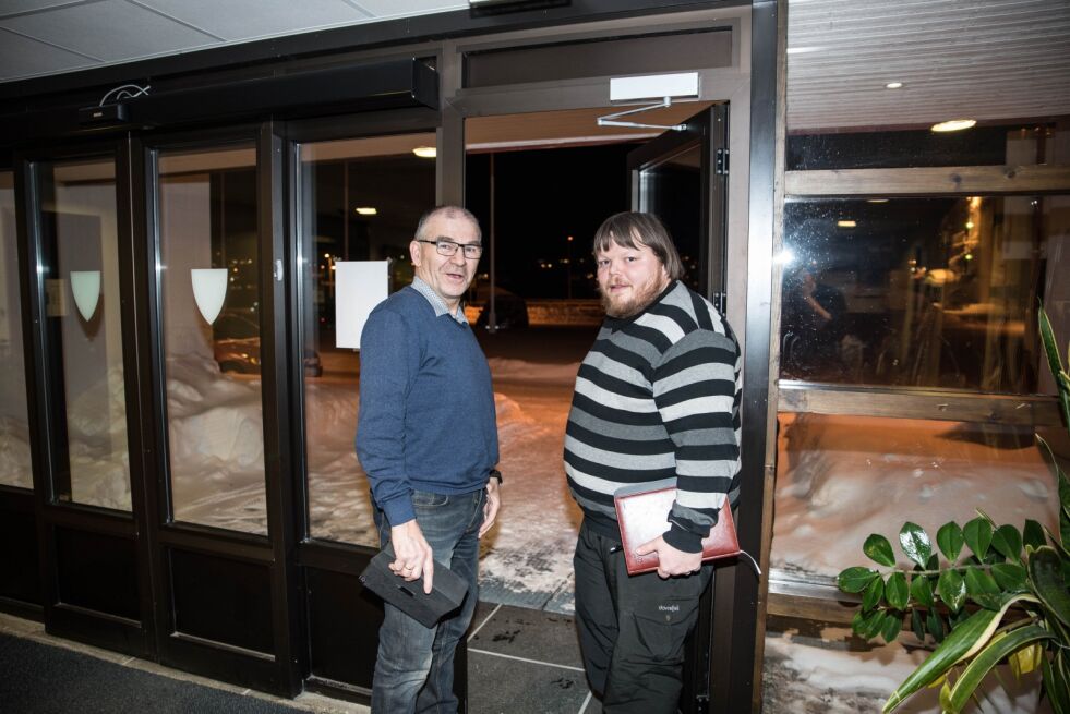 – Vi kommer tilbake etter nyttår med tidspunkt for ny markering, sier Ivar Sørnes og Yngve Nilsen i Kvalsund SV.
 Foto: Bjørn Egil Jakobsen