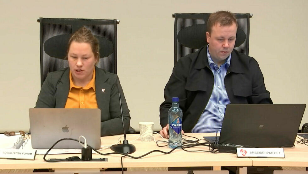 Et flertall bestående av Ap, Sosialistisk Forum og SV sørget for at kommunestyret i Vadsø sier ja til å ta imot 130 flyktninger neste år. Torsdagens kommunestyremøte ble ledet av varaordfører Hanne Jonassen Harila (SF) og Marius Støme (Ap).
 Foto: Torbjørn Ittelin
