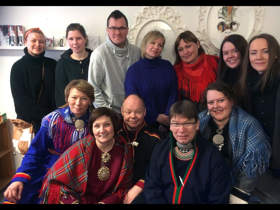 Sametingsrådet presenterte sine endringer på Kautokeino kunstnerkollektiv Dáiddadállu. Sametinget foran fra venstre Ann-mari Thomassen, Aili Keskitalo, Henrik Olsen, Thomas Åhrén og Silje Karine Muotka. Bak kunstnerne i kollektivet.
 Foto: Runar Myrnes Balto
