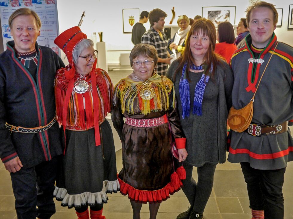 Disse stiller ut noen av sine arbeider på Nordkappmuseet. Fra venstre Tomas Colbengtson (61) fra Tärnaby, Randi Marainen (65) fra Porsanger, nå bosatt i Nedre Soppero i Sverige, Ingunn Utsi (69) fra Repvåg, Eva Line Nilsen (57) fra Pasvik, nå bosatt på Røros og Nils Johan Labba (34) fra Kiruna. I tillegg stiller Máret Ánne Sara (35) fra Kautokeino ut bilder.
 Foto: Geir Johansen