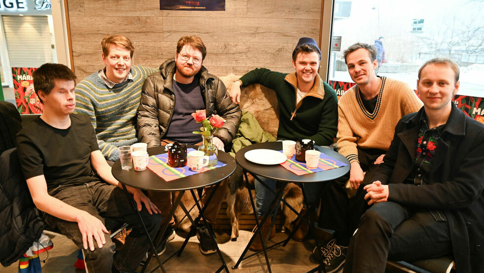 Gabba. Fra venstre joikemester John André Eira, Ola Brandsnes Vårtun, Idar Eliassen Pedersen, Marius Trøan Hansen, Christoffer Mietle Furuheim og Edvard Sundquist.
 Foto: Irmelin Klemetzen