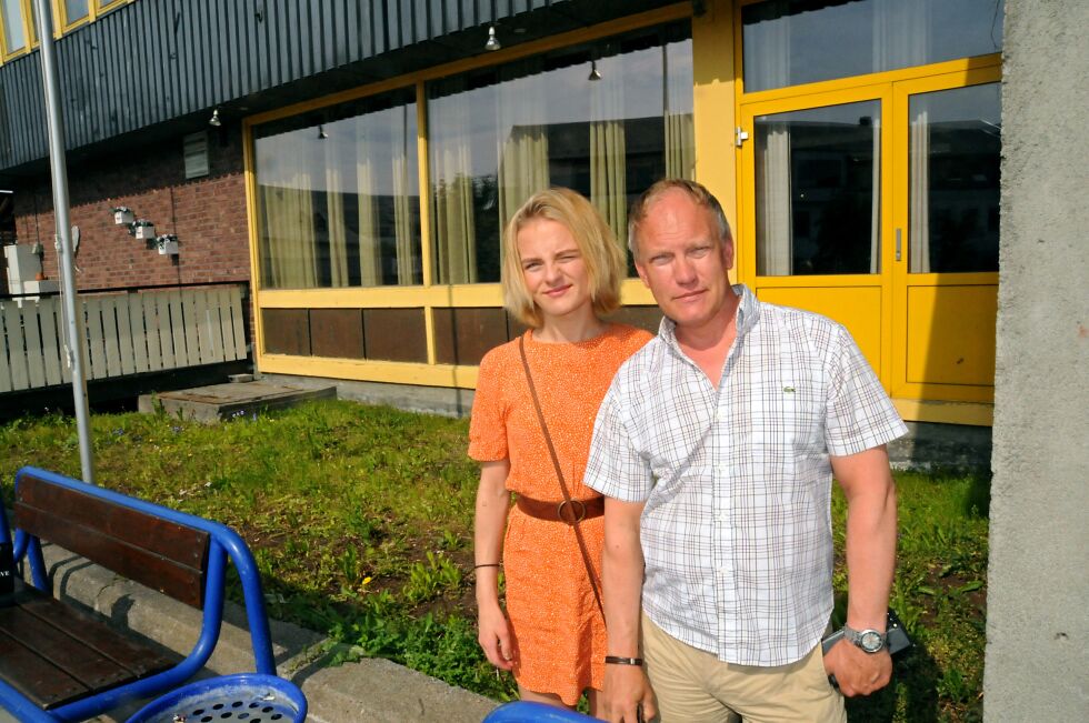 Eva-Marie Hansen og faren Frode synes det er trist at det ikke er planter i det store blomsterbedet ved torget. De er klare på at kommunen må ta seg råd til denne jobben.
 Foto: Hallgeir Henriksen