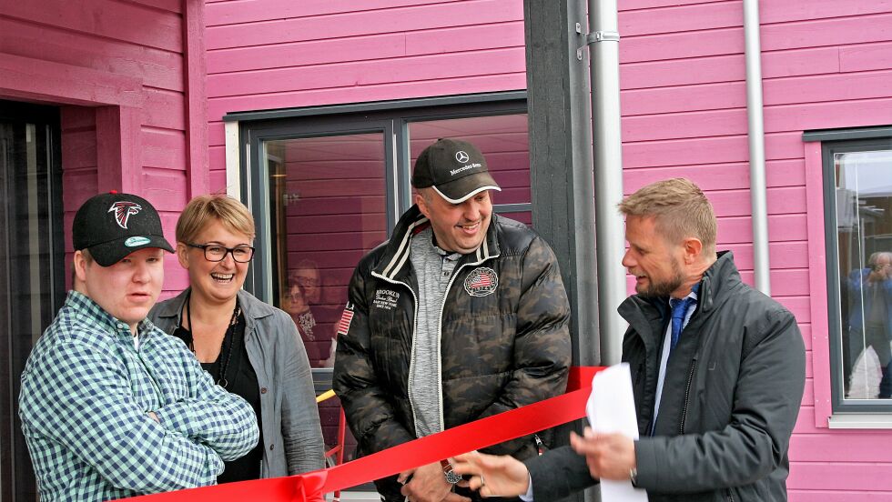 Helseminister Bent Høie fikk hjelp til snorklippingen. Fra venstre Tord Basma, Anja Betsi Terentieff og Roy Arne Åstrøm.
 Foto: Bjørn Hildonen