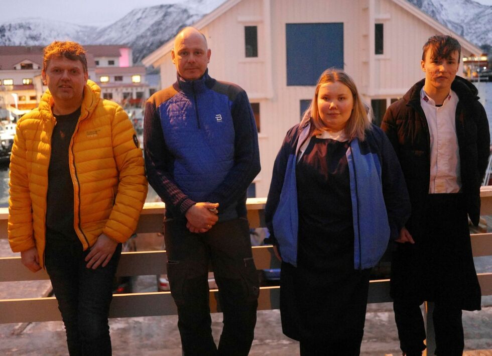 Her er noen av dem som deltar i samarbeidet. Fra venstre kjøkkensjef Ted Åge Solvik, leder for Nordavindsfolket, Torgrim Helgesen, og elevene Mari-Helene Thomassen (17) og Anton Hansen (15) ved linje for restaurant og matfag ved Nordkapp videregående skole. Foto: Geir Johansen