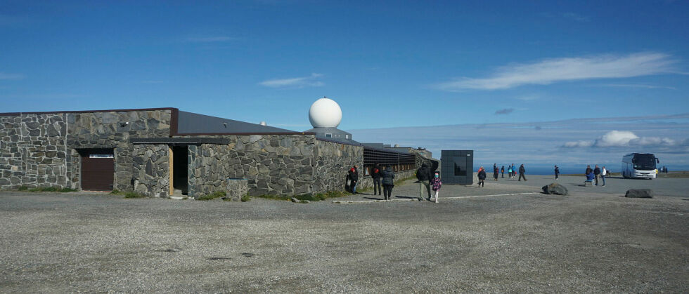 – Det er horribelt at aktøren på Nordkapp fortsatt ønsker å gjerde inn og privatisere adgangen til Nordkapp. Foruten at en slik regulering fjerner allmennhetens rett til adgang, vil det omskape Nordkapplatået til handelsvare som kan selges høystbydende når som helst, sier Kristiansen. Foto av Nordkapphallen.
 Foto: Geir Johansen