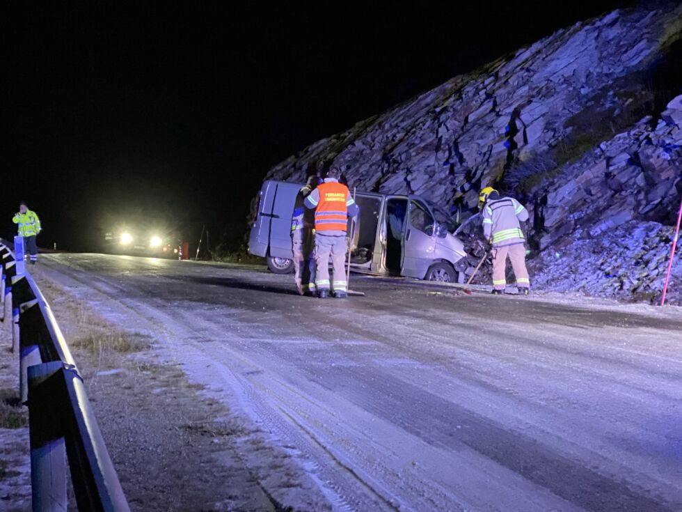 To personer ble fraktet til legevakta for sjekk etter ulykka.
 Foto: Marius Thorsen