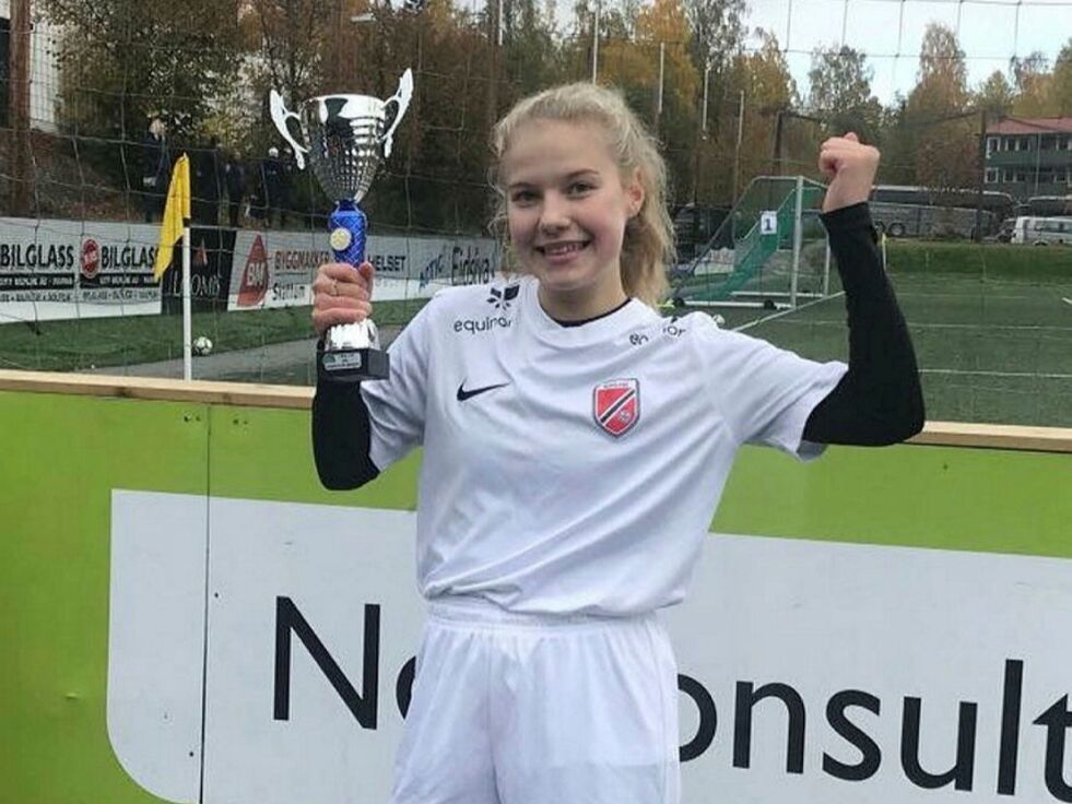 Siril Kollevåg Samuelsen (15) er nå ett steg nærmere drømmen om å bli proff fotballspiller etter å ha blitt uttatt til det prestisjetunge Equinor Talentleir Porsgrunn 2021.
 Foto: Privat