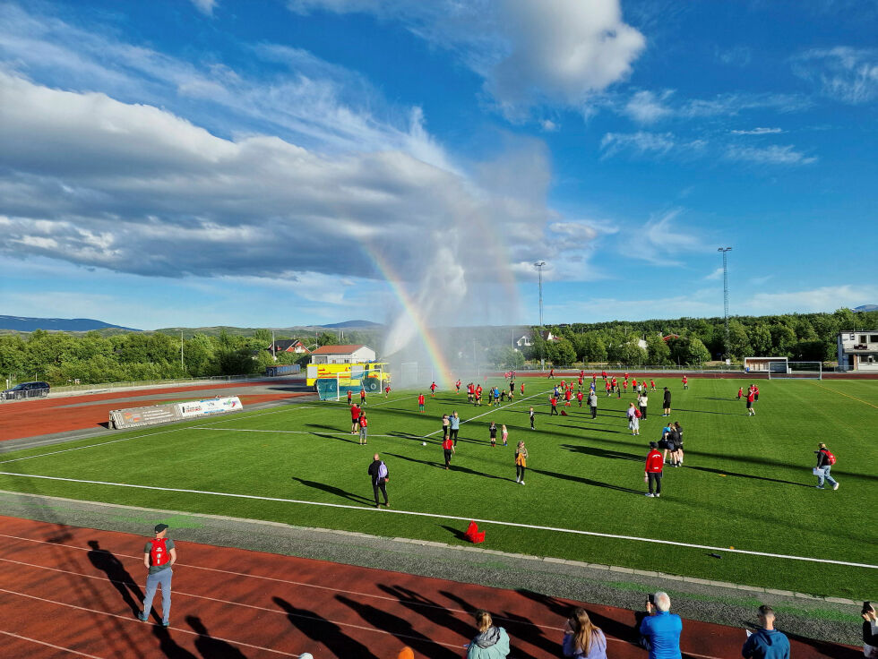 Det har vært god stemning på fotballbanen i Lakselv.
 Foto: Reidulf Høybakken