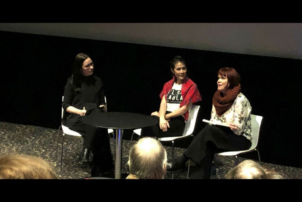 Nordisk Film Kino i Oslo inviterte til førpremiere med regissørbesøk på «The Body Remembers When the World Broke Open». Etter visningen var det duket for panelsamtale med den samiske co-regissøren Elle-Máijá Tailfeathers og Patricia Kaatee, politisk rådgiver i Amnesty International. Foto: Hannah Persen