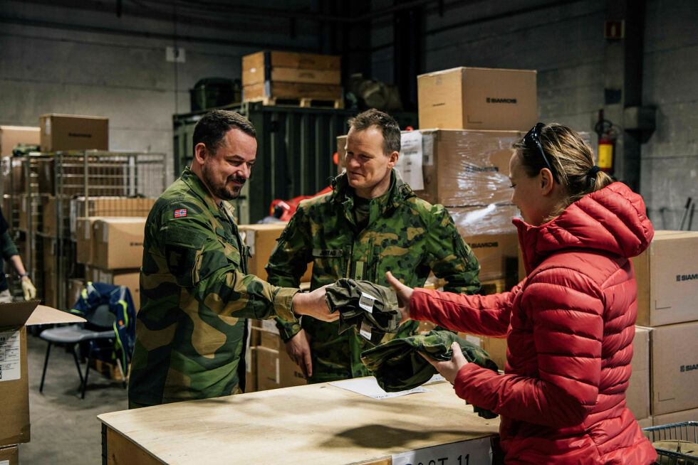 HV-soldat Marita Mathisen var den første HV-soldaten som fikk de nye uniformene av distriktssjef i HV, oberstløytnant Tomas Bakke (til venstre) og GSV-sjef, oberstløytnant Audun Jørstad.
 Foto: Helene Sofie Thorkildsen