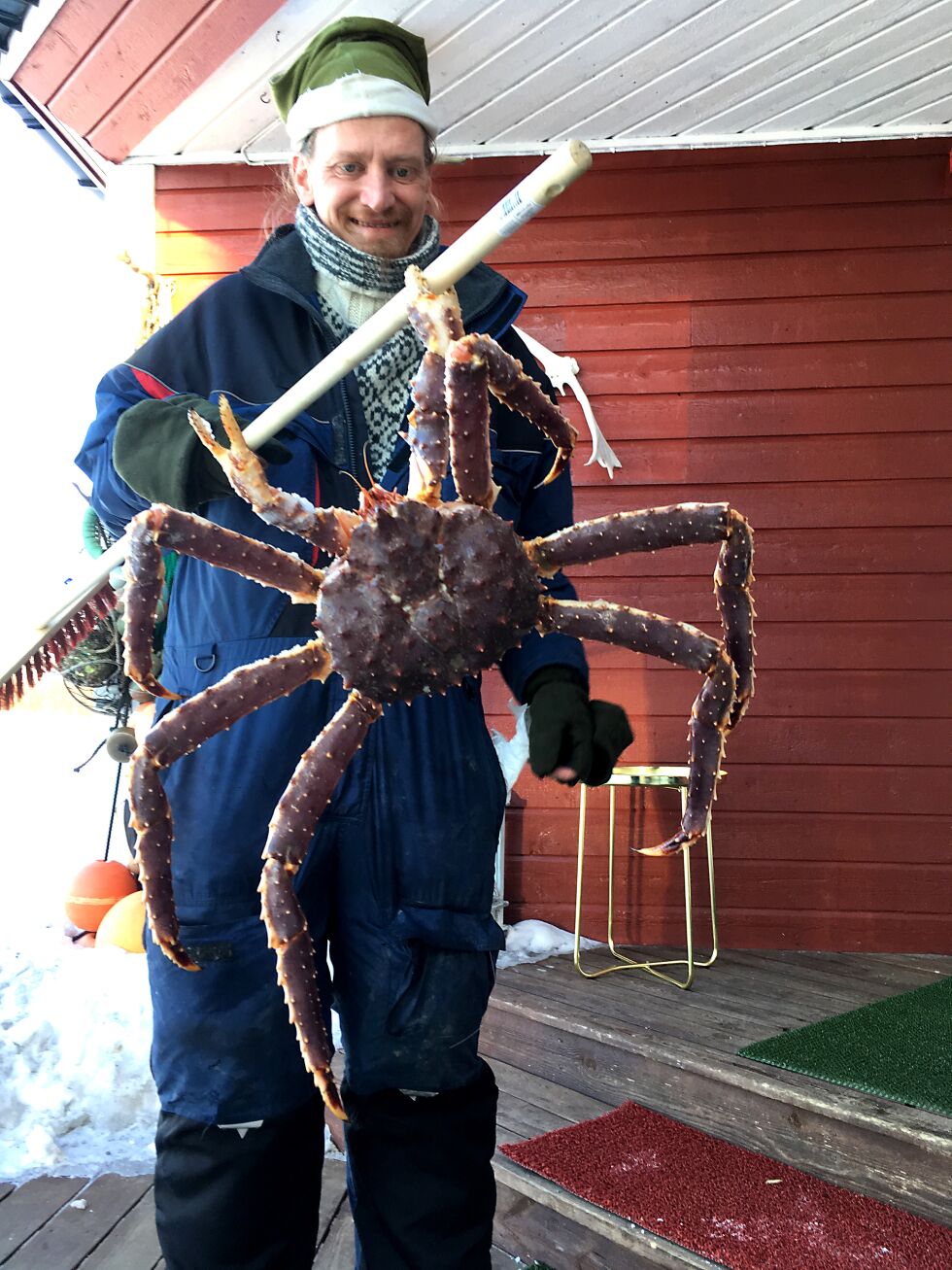 Den ivrige fiskeren Mika Ervasti holder fornøyd opp fangsten.
 Foto: Privat