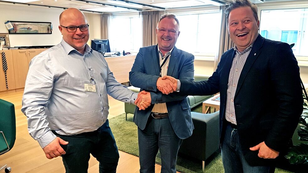 Den ekstra torskekvota som Per Sandberg (i midten) og regjeringen lar følge med tv-kjendis Arne Hjeltnes til Mehamn, må gamvikordfører Trond Einar Olaussen (til venstre) kanskje dele med nabokommunen Lebesby.
 Foto: Arkiv