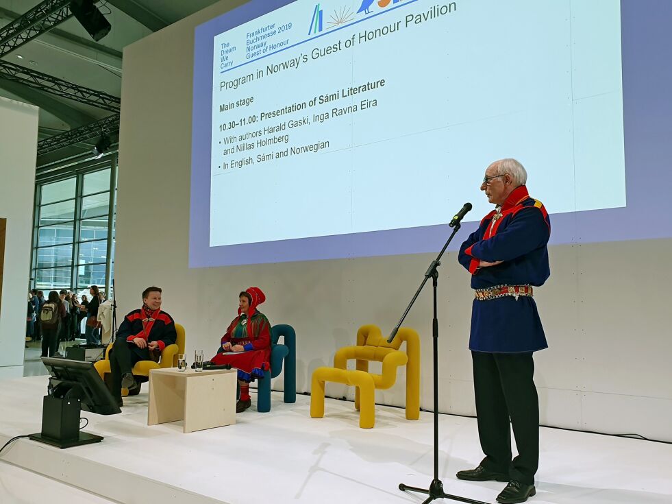 Litteraturviter Harald Gaski, forfatter Niilas Holmberg og forfatter Inga Ravna Eira under bokmessen i Frankfurt.
 Foto: Marit Alette Utsi, Davvi Girji