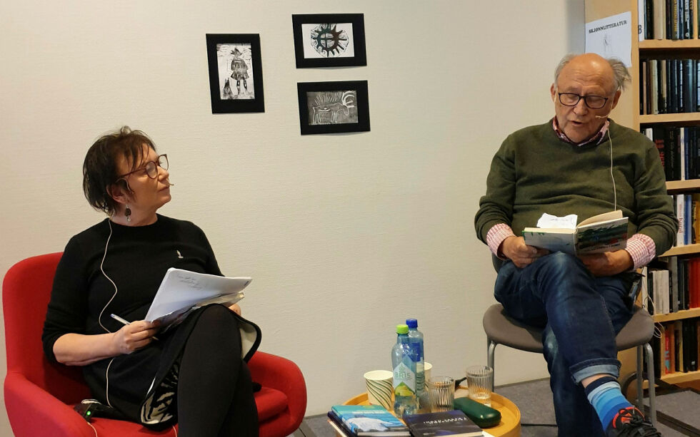 Samtale mellom forfatter Irene Larsen og multikunster Odd Marakatt Sivertsen.
 Foto: Asfrid Karlsen