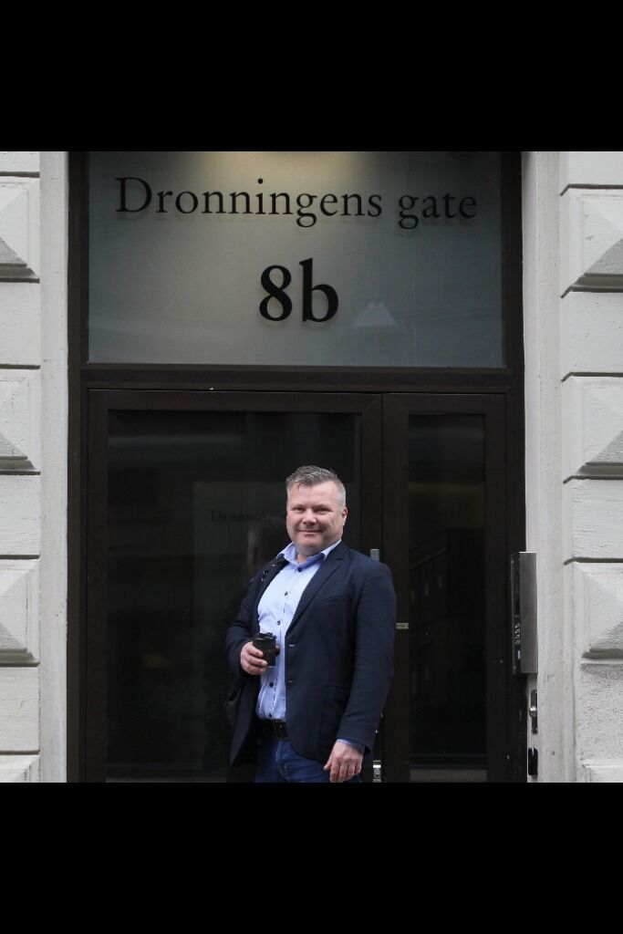 Styreleder Per Olav Nymo i inngangspartiet der Samisk Hus i Oslo fra høsten av blir å finne.
 Foto: Pressefoto