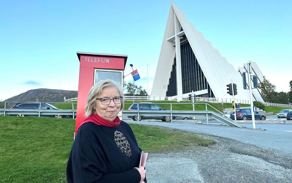 Forfatter Rauni Magga Lukkari får kongens fortjenstmedalje.
 Foto: Elin M. Wersland