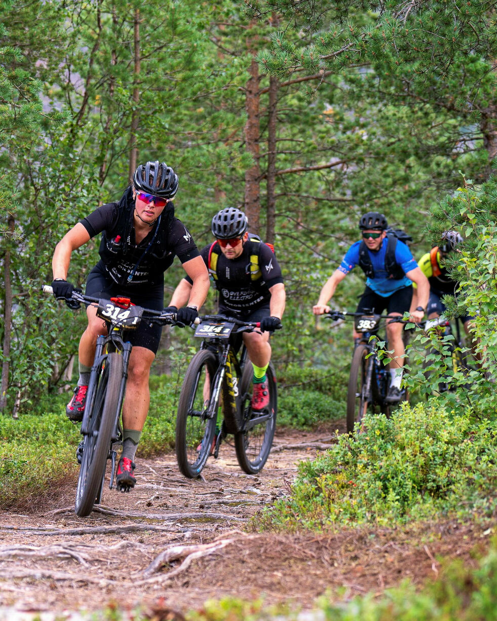 Else Merethe Tangen Flåtan og Tor-Espen Jolma sykler for Porsanger Cycleklubb i Offroad Finnmark 300-kilometer, under navnet Team Motorsenter/ZU4R/Øverbygd elektro. De ligger godt an, etter at de dro fra sjekkpunkt Máze tidlig fredag. På bildet ligger Tom Stian Reinholdtsen fra Nordlysbyen sykkel rett bak.
Foto: Anders Homlong Abrahamsen