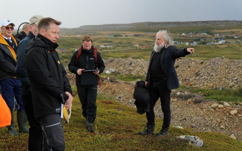 Arkeolog Jan Ingolf Kleppe (til høyre) var sentral under befaringen retten gjorde ved Karlebotn. Nærmest står administrasjonssjef i Nesseby kommune, Olaf Trosten.
ALLE FOTO: TORBJØRN ITTELIN