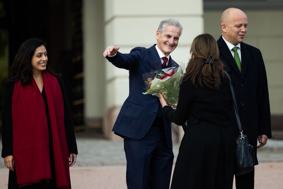 Illustrasjonsbilde viser Statsminister Jonas Gahr Støre (Ap) får blomster på Slottsplassen. Foto: Peter Mydske/Stortinget