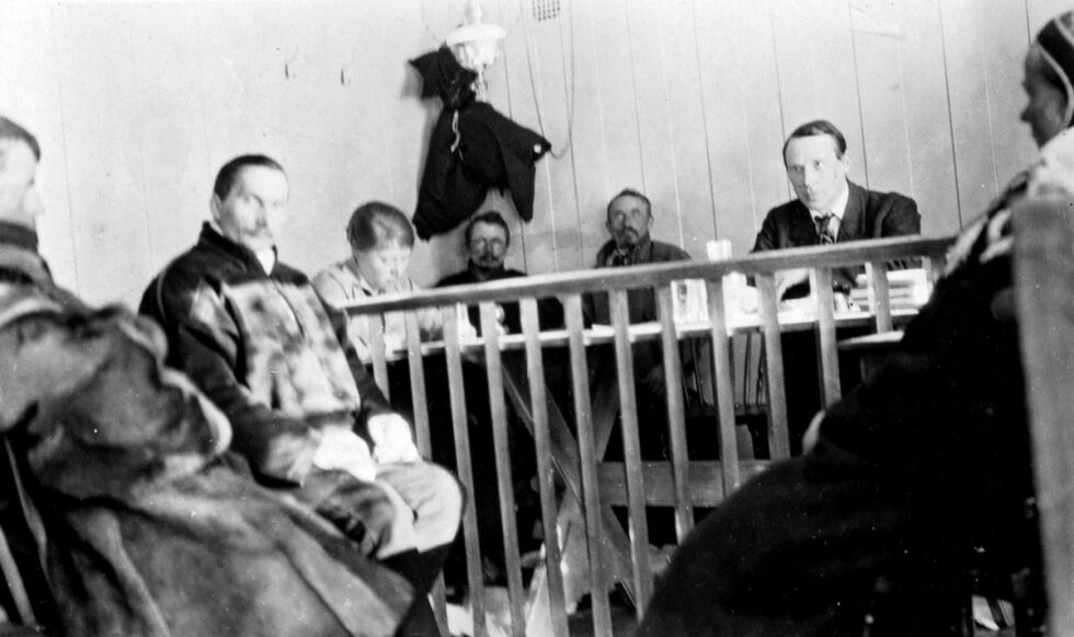 Baron von Rosen sitter i dress midt i bildet. Foto: Arkiv Finnmark Fylkesbibliotek