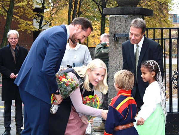 Overrakte blomster til kronprinsparet