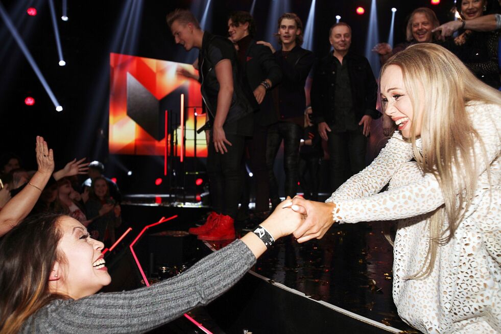 Agnete Johnsen tar imot gratulasjoner etter seieren i Melodi Grand Prix i Oslo Spektrum.
 Foto: Kenneth Hætta