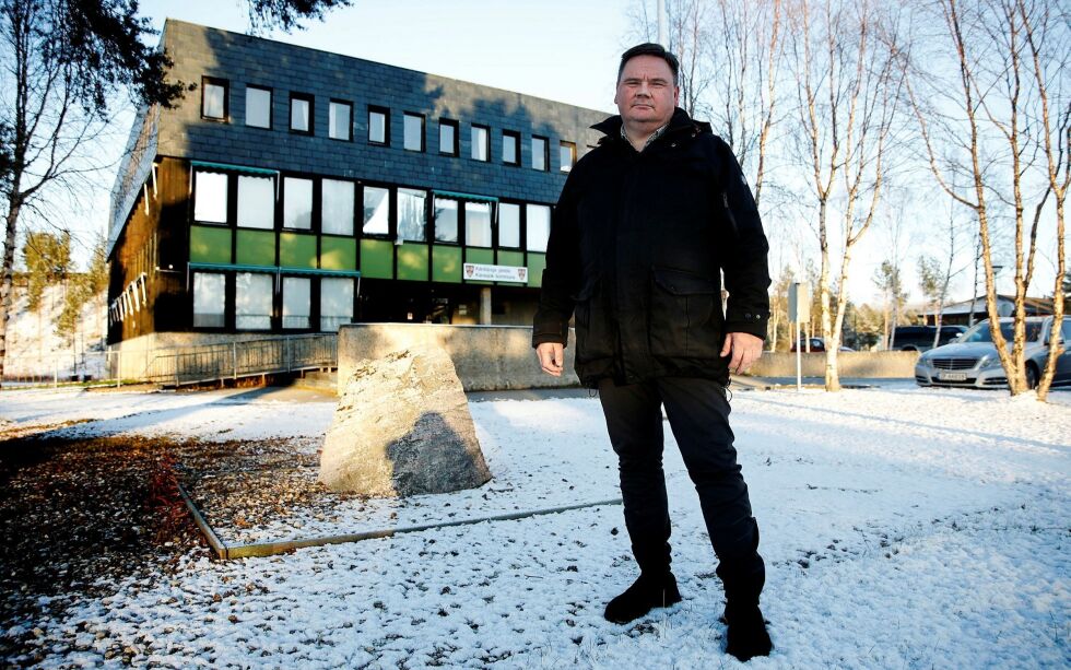 Kar­as­jok kom­mu­ne slår ring om sin be­folk­ning med en ny for­skrift for å hind­re smit­te­spred­ning fra til­reis­en­de pås­ken. Her po­se­rer ord­fø­rer Svein Atle Som­by ut­en­for råd­hus­et.
 Foto: FRØYDIS FALCH URBYE