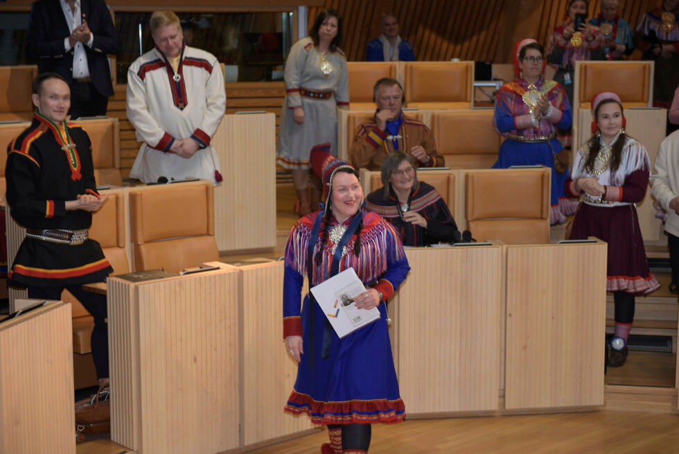 Størstedelen av overføringen til Sametinget går ikke til Sametinget, men via Sametinget til barnehager, skoleelever, språksentre, museer, festivaler, kulturhus, foreninger, organisasjoner, forlag, kunstnere, musikere, joikere, duojáre, næringsutøvere, samisk idrett, medier og samiske tilbud i kommuner, fylker osv. Illustrasjonsbildet viser øyeblikket da Silje Karine Muotka ble valgt til ny sametingspresident.
 Foto: Lars Birger Persen