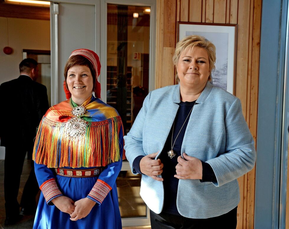 Erna Solberg (til høyre) besøkte Sametinget i 2015. Til venstre sametingspresident Aili Keskitalo. I 2020 led de samme skjebne å bli stående med lønn på 1,7 og 1,1 millioner. Foto: Steinar Solaas