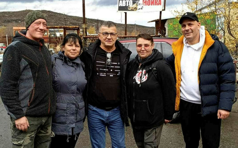 Her poserer Rune Eriksen, Irina Pavlova, Yuri Pavlova, Natalia Pedersen og hennes kollega fra flyktningmottaket i Kirkenes, Ameer Alshimi, som har mange venner i Petsjenga.
 Foto: Privat