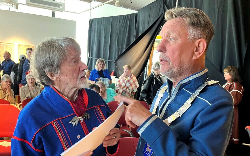 Forfatter og journalist John Gustavsen i samtaler med ordfører Gunnar Wilhelmsen (AP) under åpningen av Romssa Sámi viessu.
 Foto: Elin M. Wersland