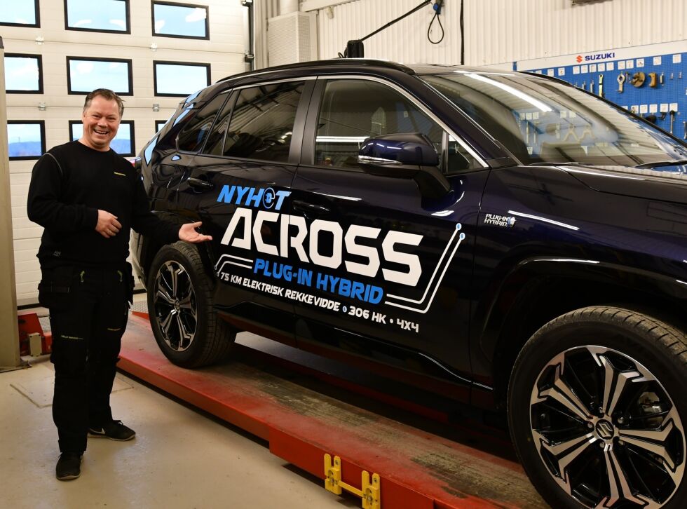 Frank Seppola viser stolt frem nysatsningen – den ladbare hybriden Suzuki Across.
 Foto: Irene Andersen