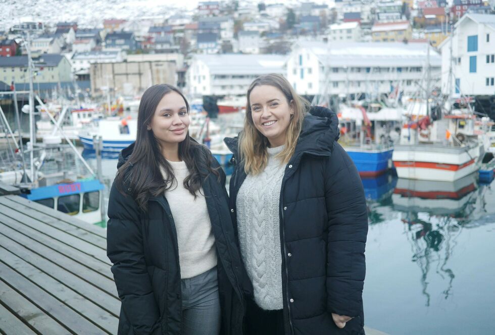 Cassandra Ulleberg (til venstre) og Emilie Berulfsen har vært praktikanter i tre uker i Nordkappregionen næringshage. Til våren skal de sammen skrive masteroppgave innen entreprenørskap og innovasjon  om Nordkapp. De ser begge en masse gode utviklingsmuligheter for næringslivet i området. Foto: Geir Johansen
