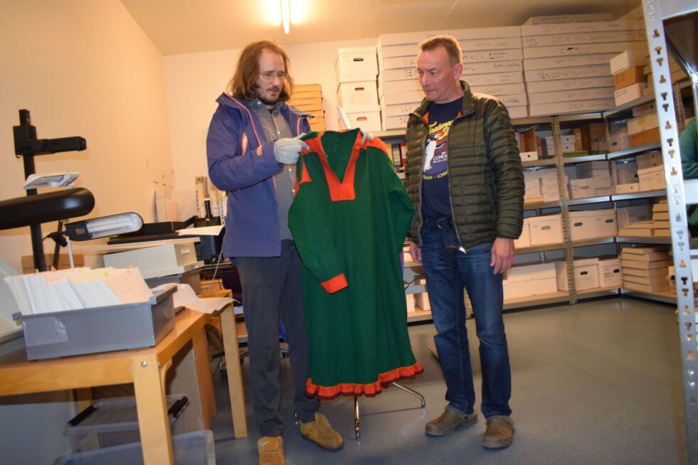 Samlingsforvalter Claus Pettersen og Odd Erik Solbakk fra Samelista i Tana. Solbakk får se noe av det som permanent skjuler seg i esker i mangel på visningslokale. Som Siri Baukops kofte fra 1930.
 Foto: Birgitte Wisur Olsen