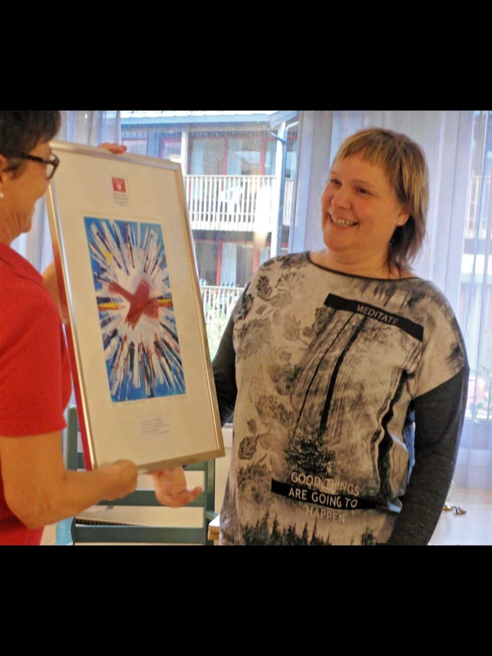 Solbjørg Edvardsen fra Alta mottok i forrige uke demenssprisen fra fylkestinget fra Kirsten Greiner Ovesen.
 Foto: Anne U. Dahl